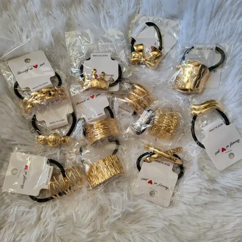 Felpas con detalle dorados