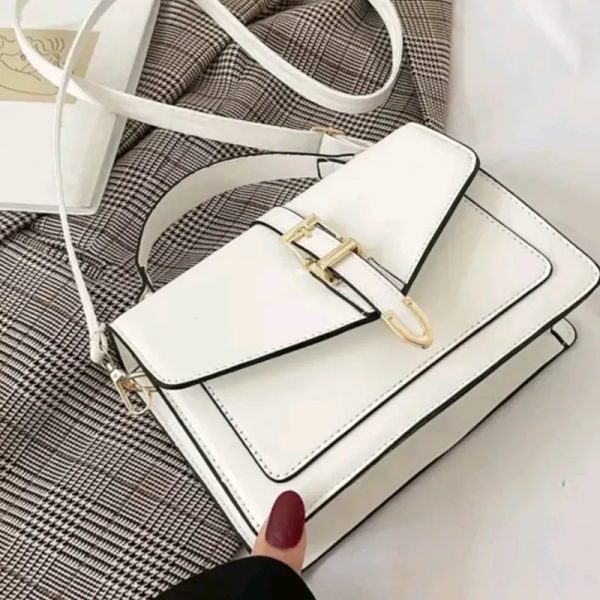Bolsa cuadrada blanca con diseño de hebilla