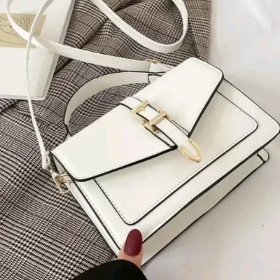 Bolsa cuadrada blanca con diseño de hebilla