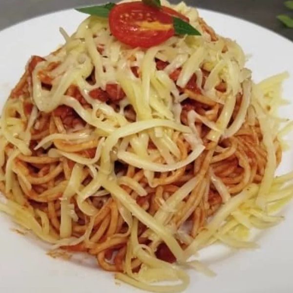 Espaguetis con jamón y queso