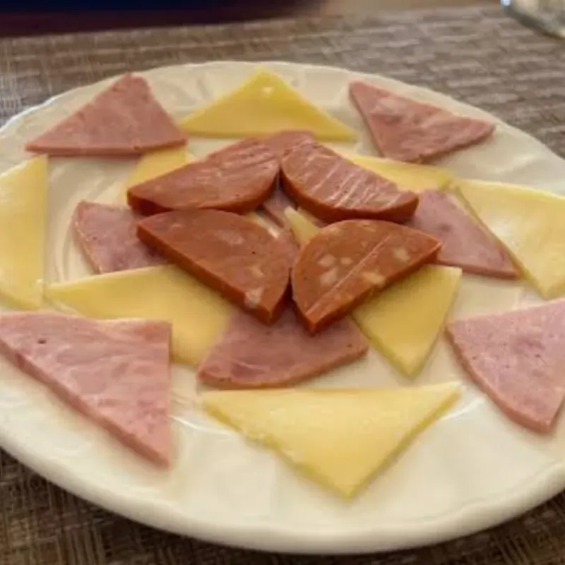 ENTREMÉS DE JAMÓN QUESO Y CHORIZO
