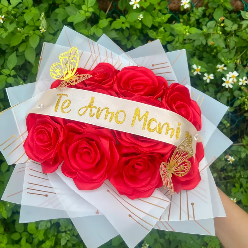 Ramo de 10 rosas rojas con cinta y frase personalizada