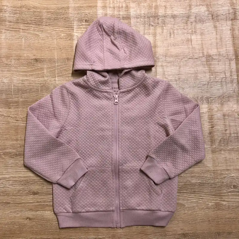 Abrigo con capucha color rosado