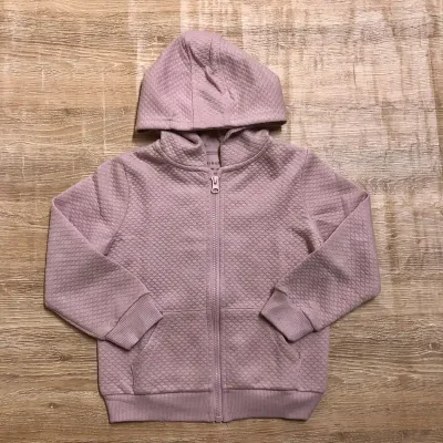 Abrigo con capucha color rosado