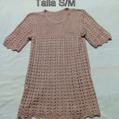 Vestido tejido rosado.