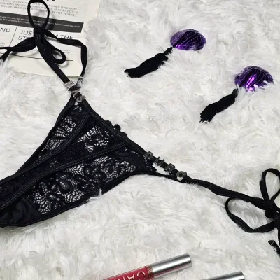 Conjunto de lenceria Tanga de encaje estilo bikini + Pezoneras con lentejuelas y colgante