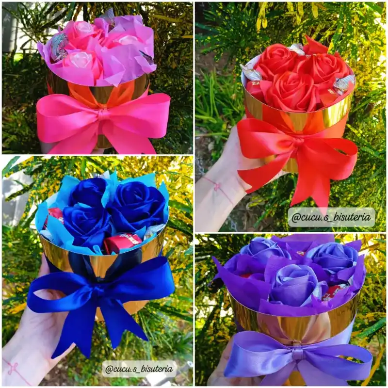 Cesta dorada con rosas y bombones