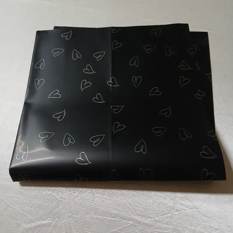 Papel coreano negro con corazones