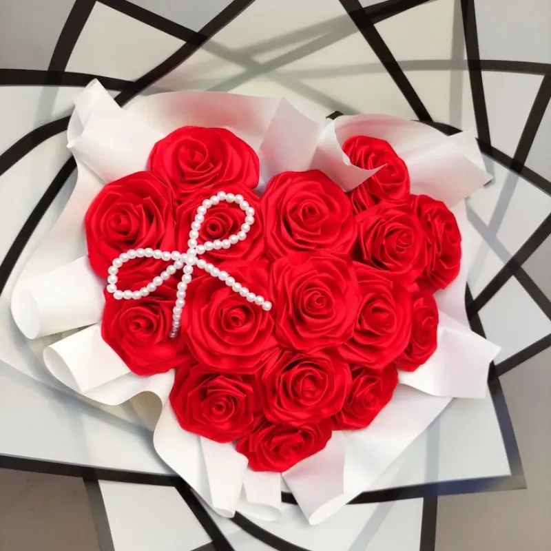 Ramo en forma de corazón de 16 rosas eternas