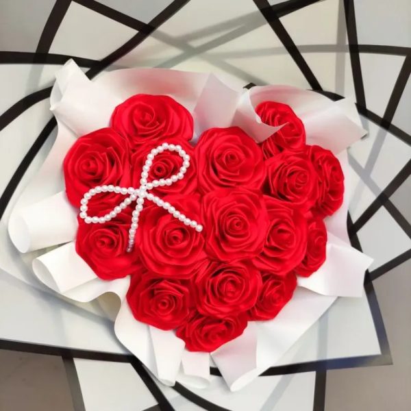 Ramo en forma de corazón de 16 rosas eternas