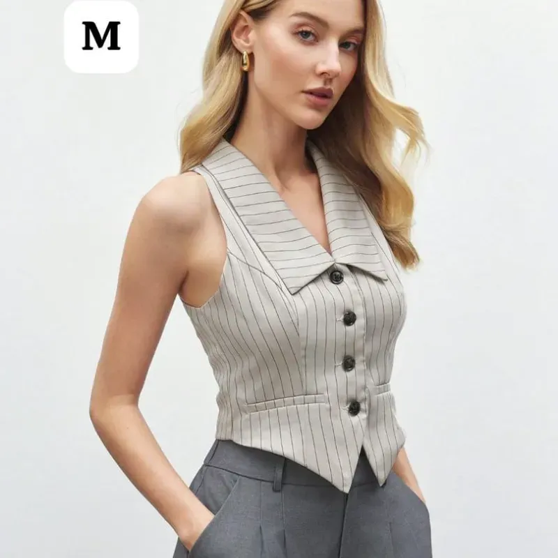  Conjunto Executive Stripes – Elegancia estratégica con chaleco entallado y pantalón de talle alto