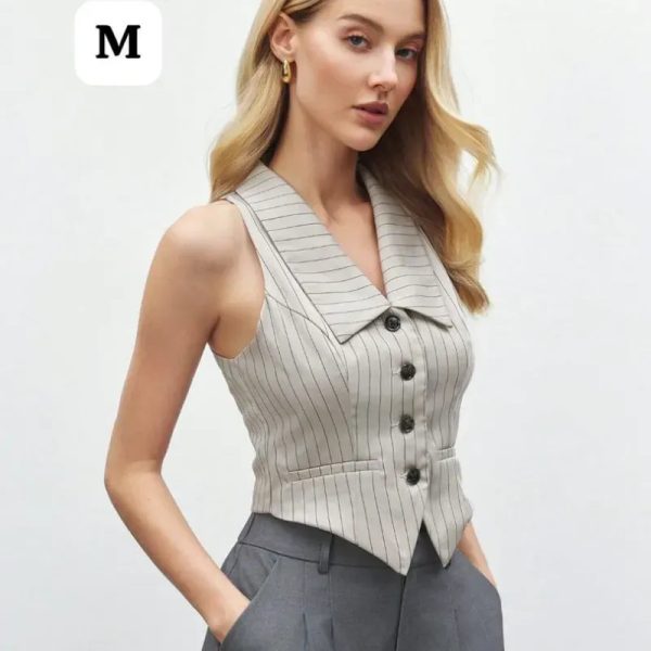  Conjunto Executive Stripes – Elegancia estratégica con chaleco entallado y pantalón de talle alto
