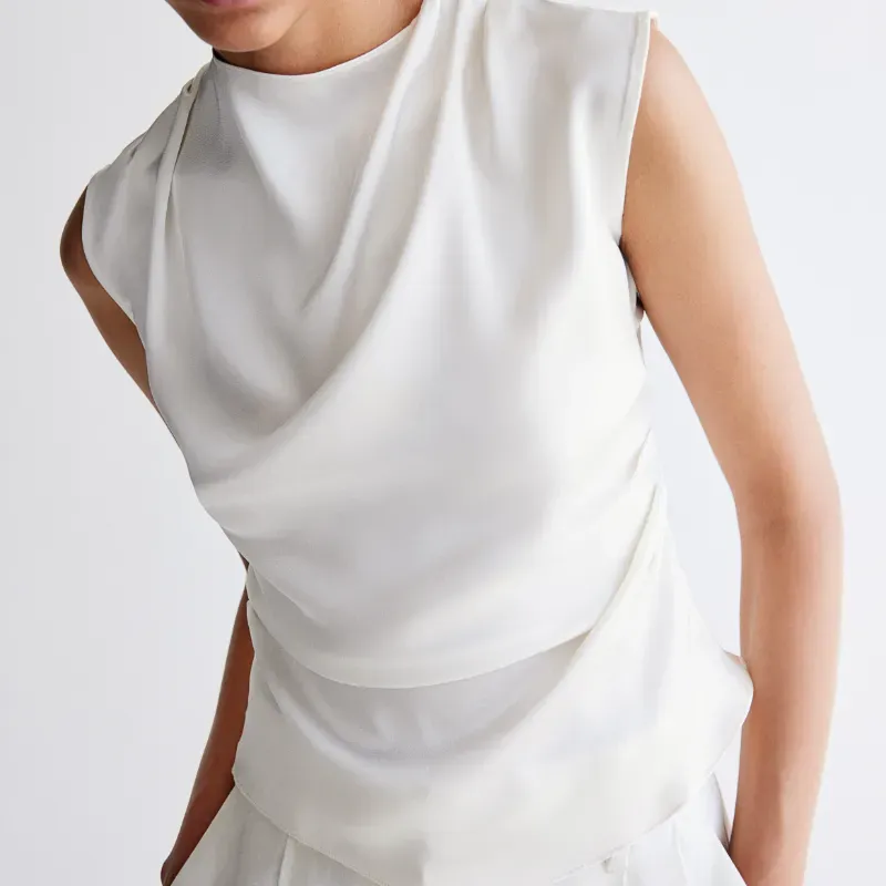 Top drapeado de satén