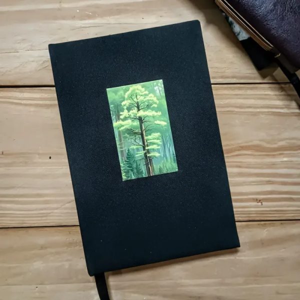 Agenda negra con bosque