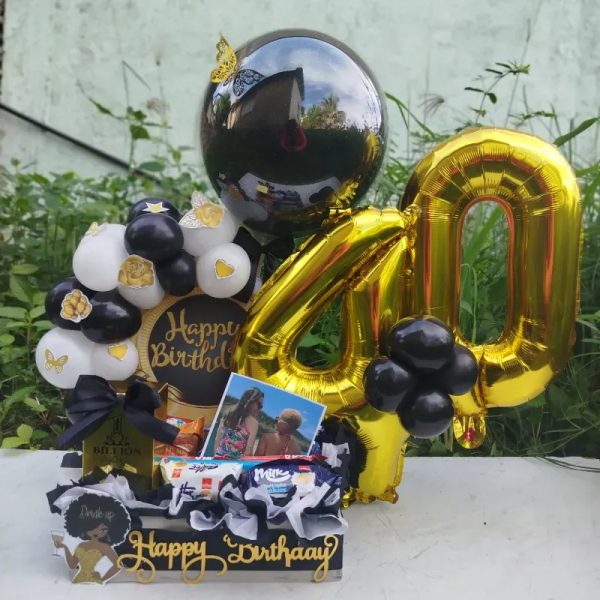 Caja con arco de globos y número