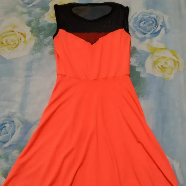 Vestido naranja y negro.