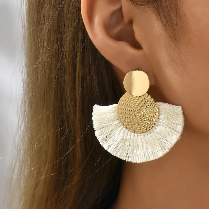 Aretes dorados y blancos