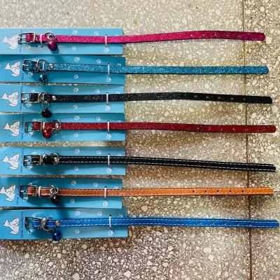 Collar de Brillo y de Cuero con Cascabel