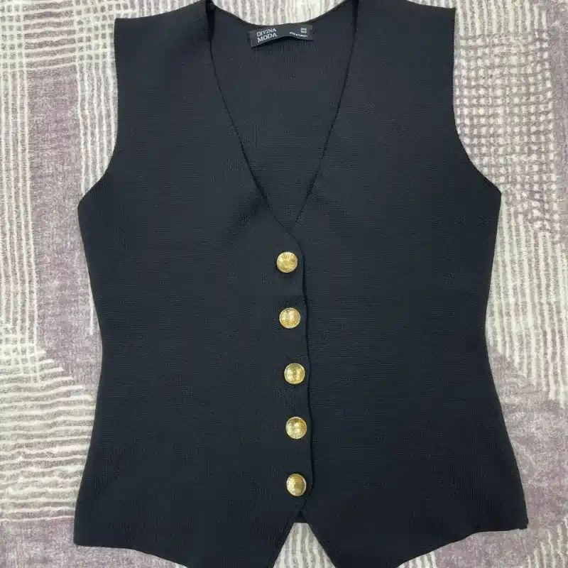 Chalequito negro con botones dorados