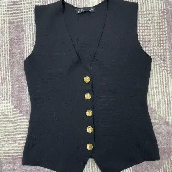 Chalequito negro con botones dorados