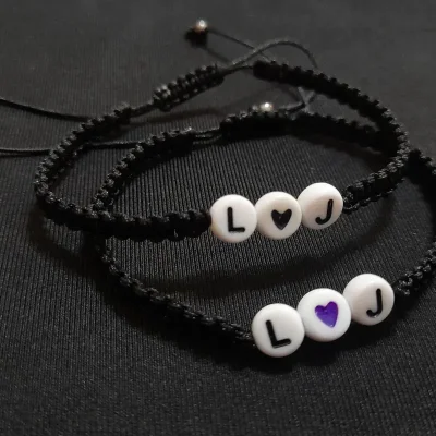 Pulseras tejidas con letras