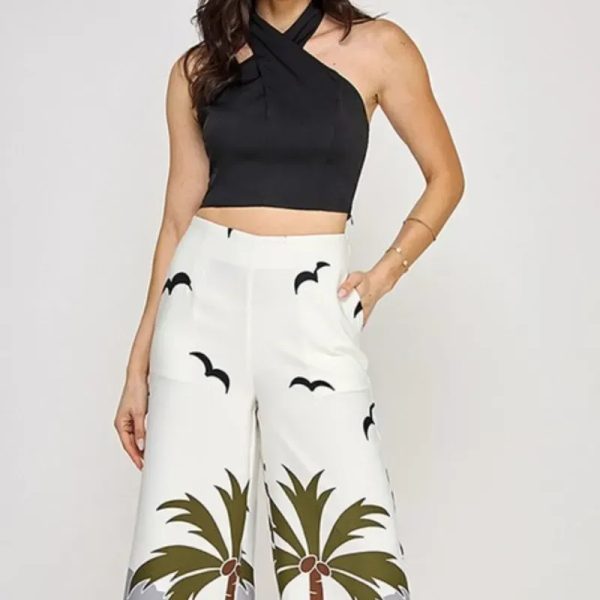 Conjunto de pantalon estampado y top negro cruzado