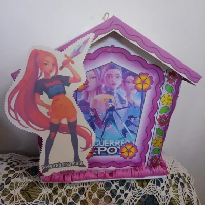 Piñata casita Guerreras Kpop