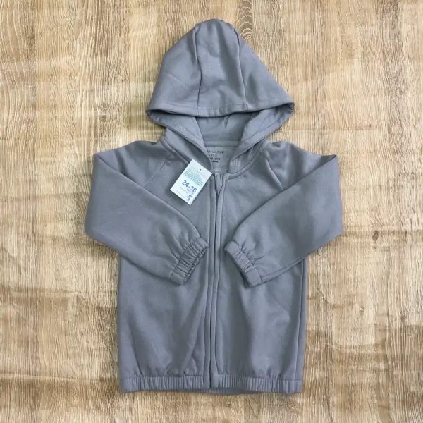 Abrigo con capucha color gris
