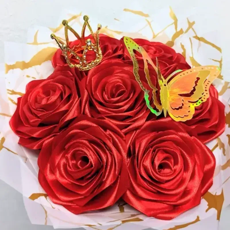 Ramo de 7 Rosas con Mini Corona y Mariposa