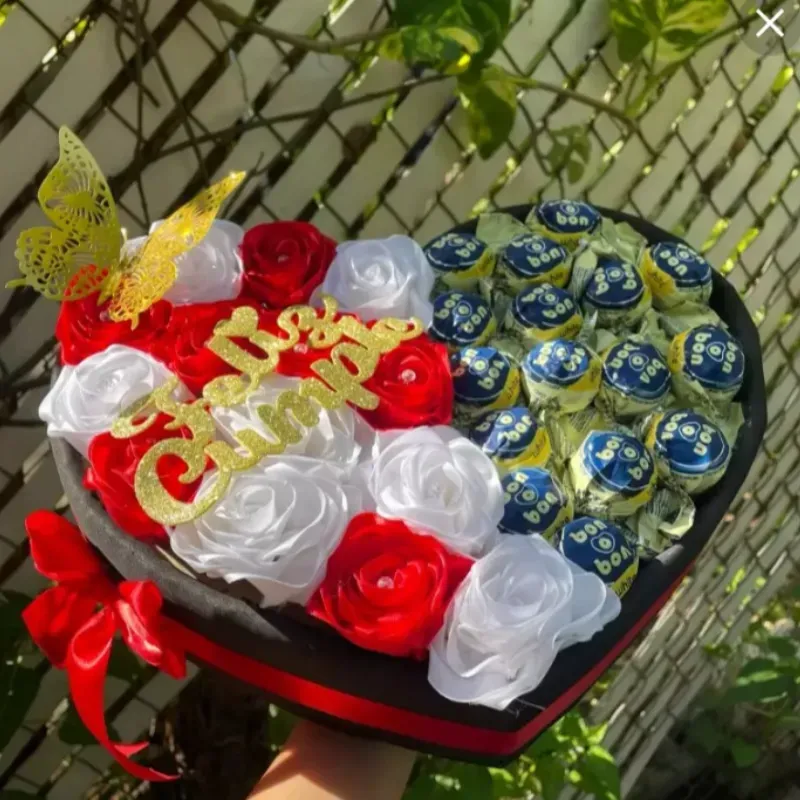 Caja corazón de 12 rosas y 10 bombones