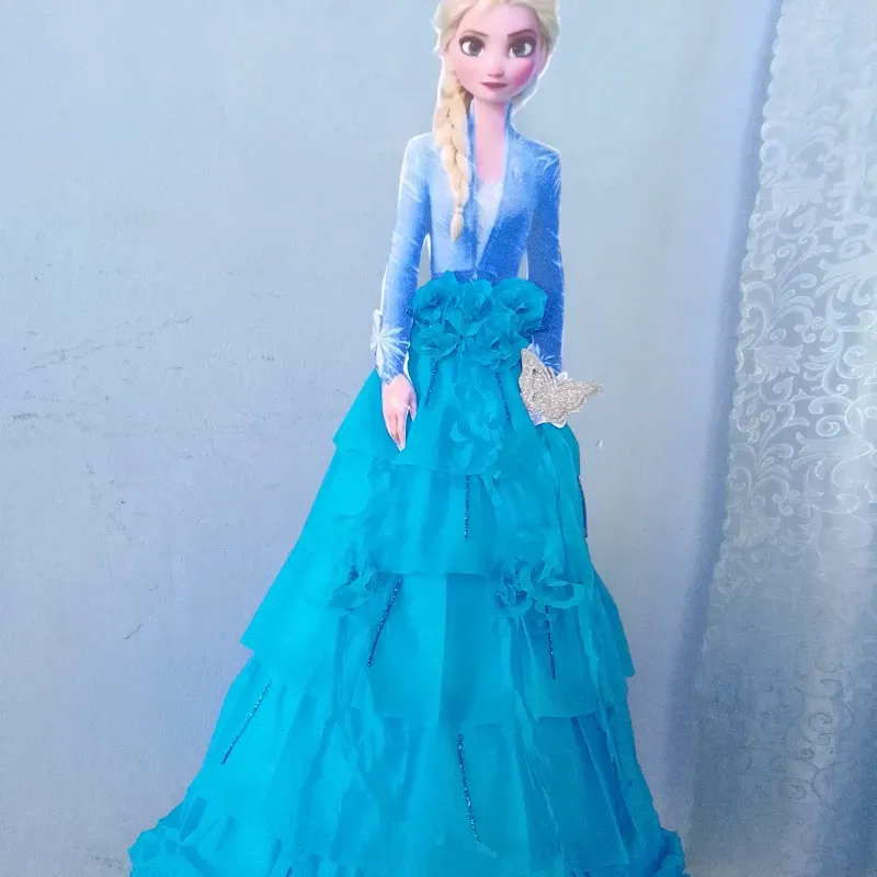 Piñata con forma de Princesa papel creppe