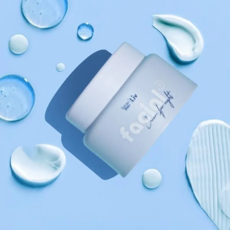 CREMA HIDRATANTE DE NOCHE CON VITAMINAS , REAFIRMANTE Y ANTIARRUGAS.