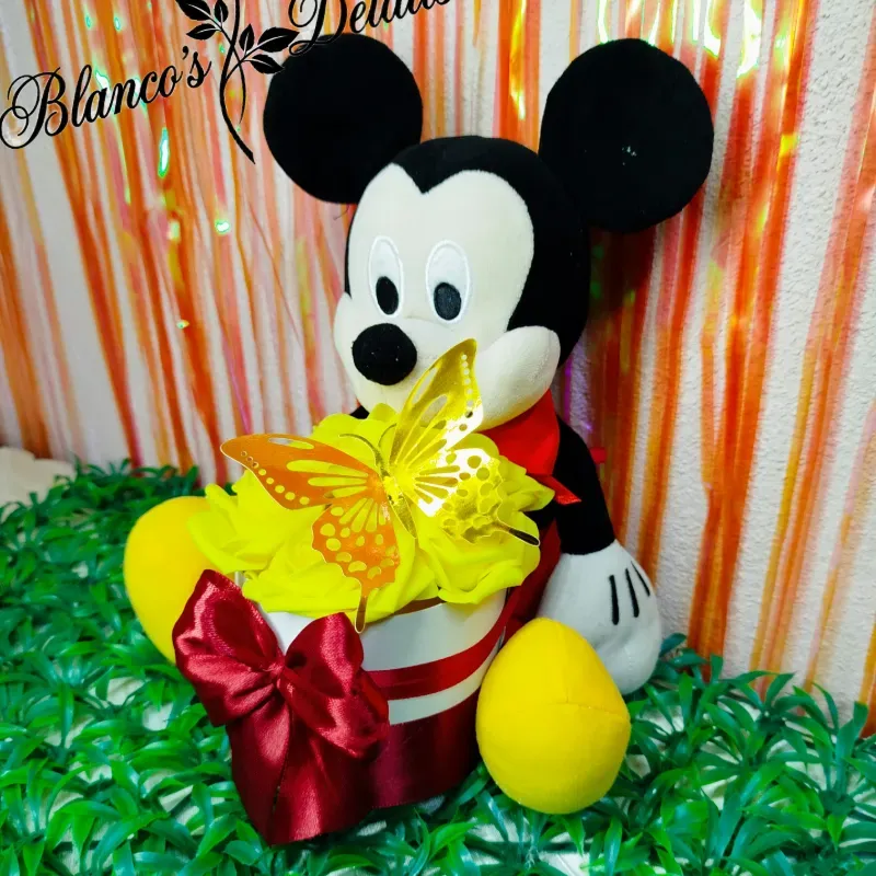Mickey mouse con caja de rosas eternas