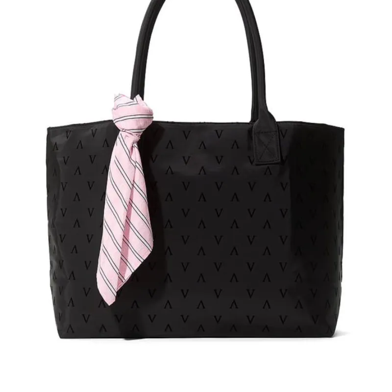  Bolso Tote Negro de Victoria's Secret. 