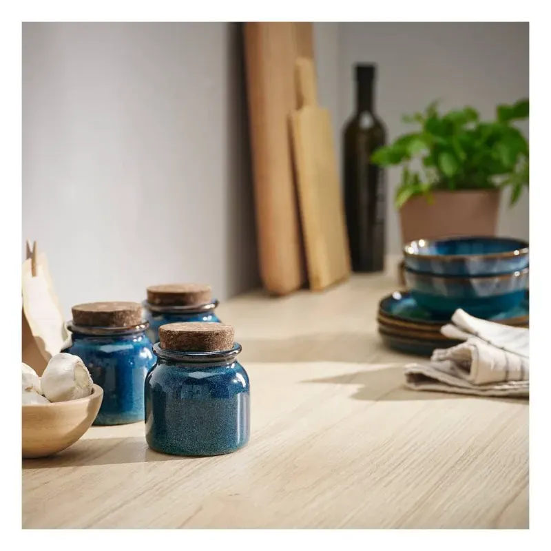 Pote azul de cerámica con tapa de corcho