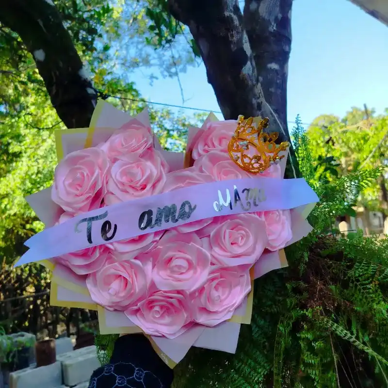 Ramo eterno corazón 15 rosas