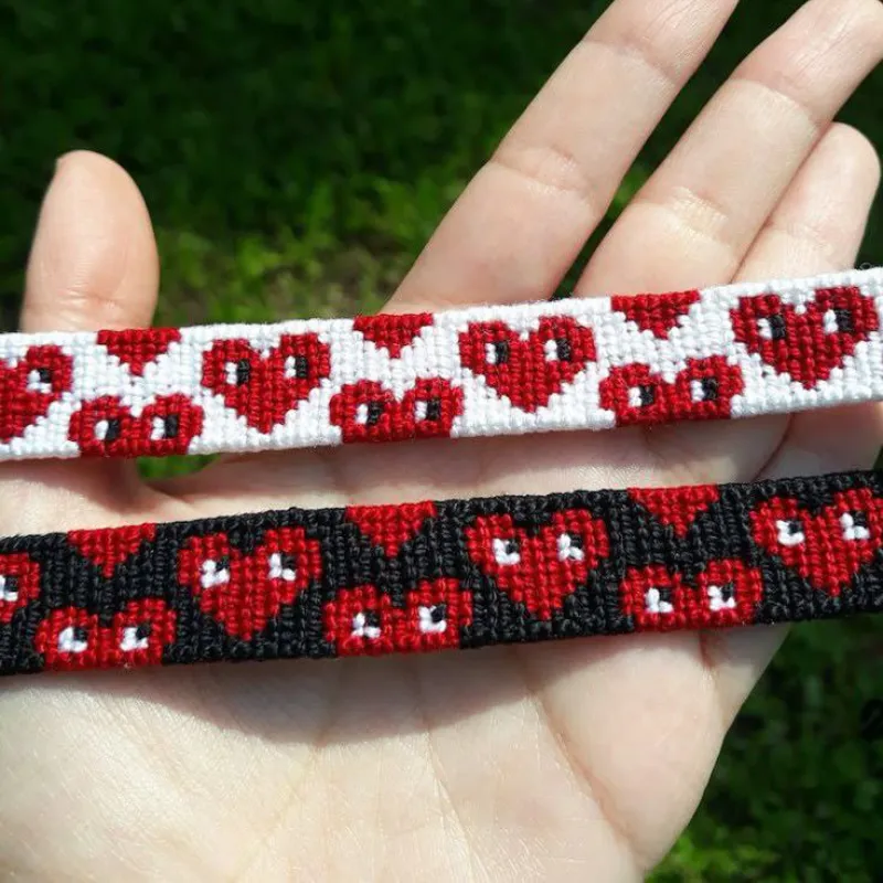 pulso tejido de corazones