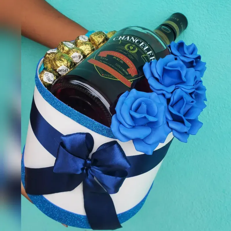 Bouquet de rosas, bombones y ron