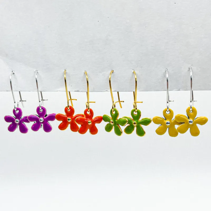 Aretes con dijes con baño de oro y plata de flores 
