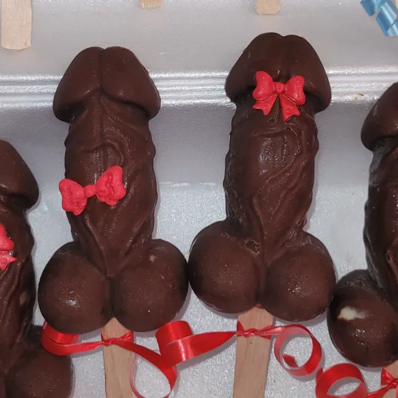 Pene Paleta chocolate semi-amargo relleno