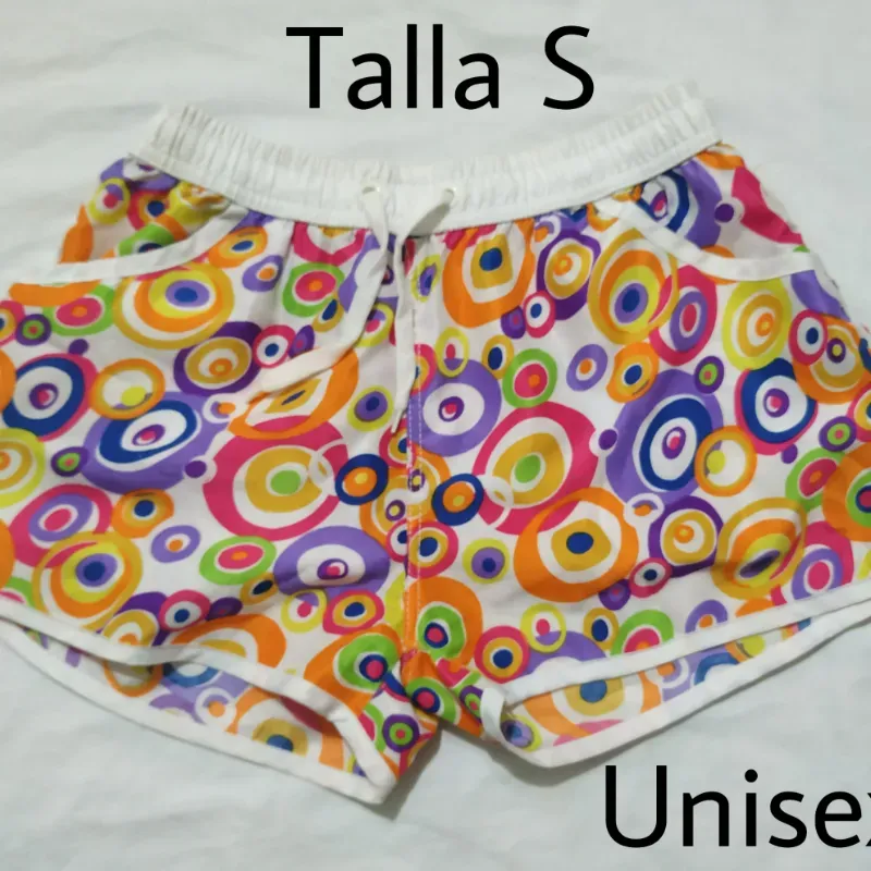 Short blanco con círculos de colores.