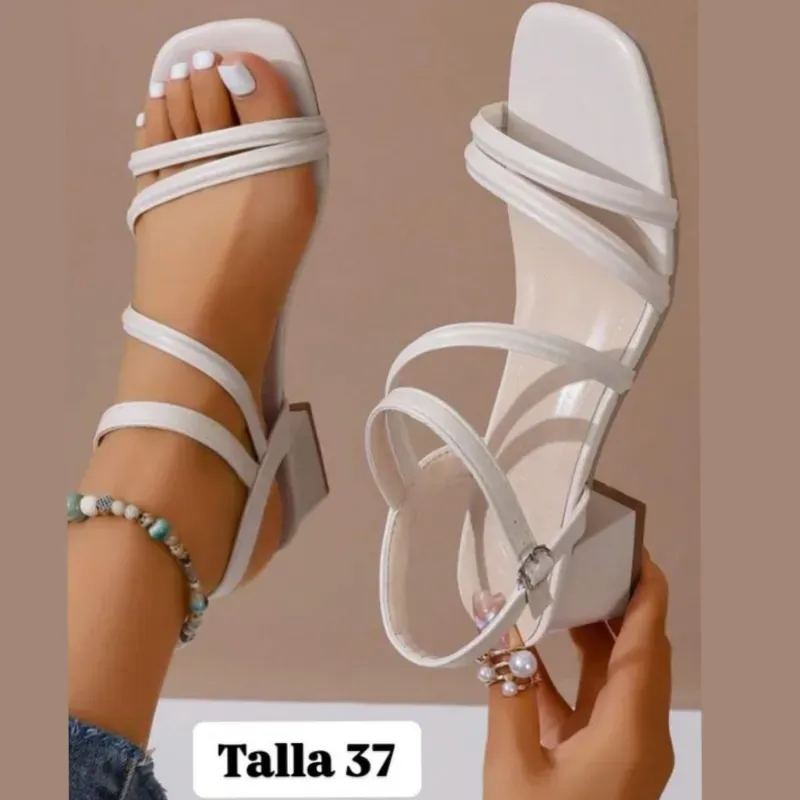 Zapatos de tacón bajo de tiritas