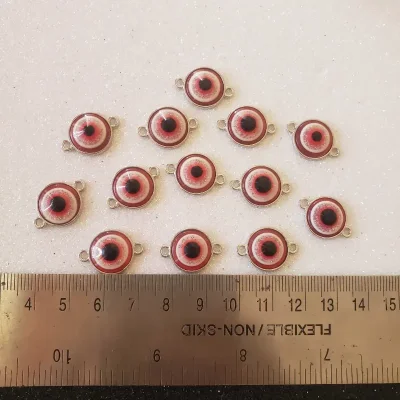 Conector metálico de ojo turco rojo fondo plateado