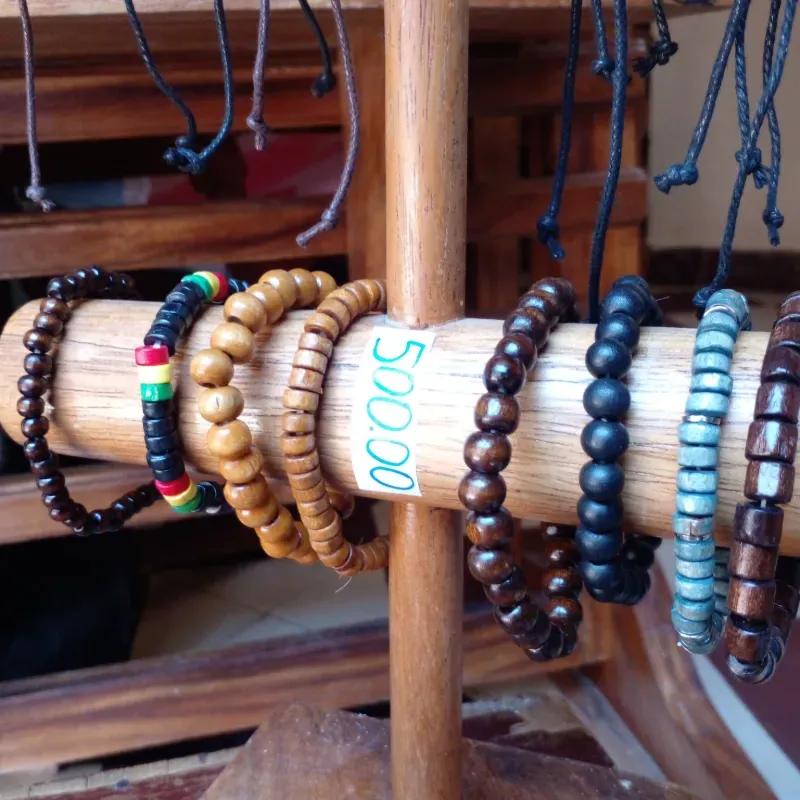 Pulseras con cuentas de madera