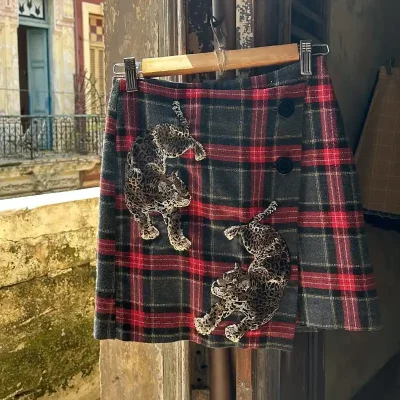 Saya a cuadros con tigres