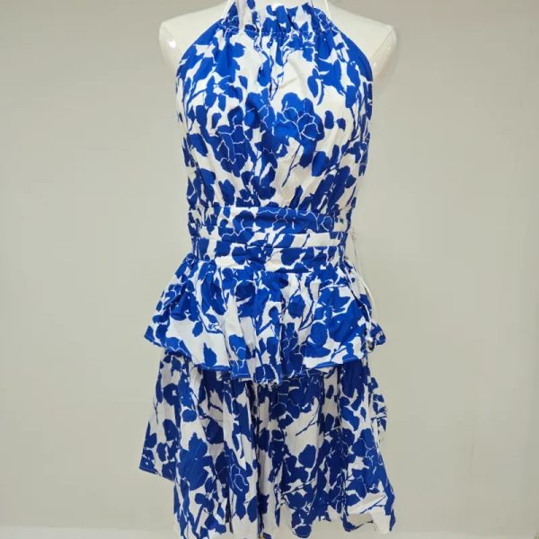 Vestido estampado azul de espalda afuera