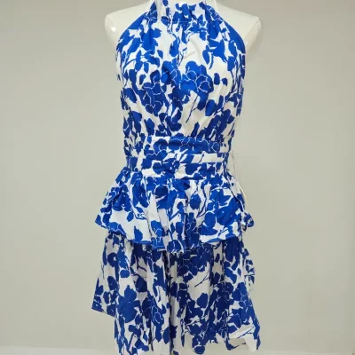 Vestido estampado azul de espalda afuera