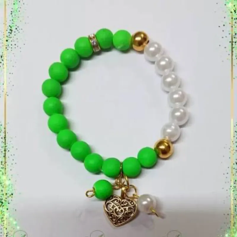 Elegante pulso de perlas y piedras mate verdes  con colgante