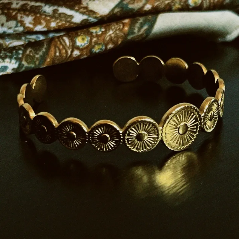 Pulsera dorada de círculos