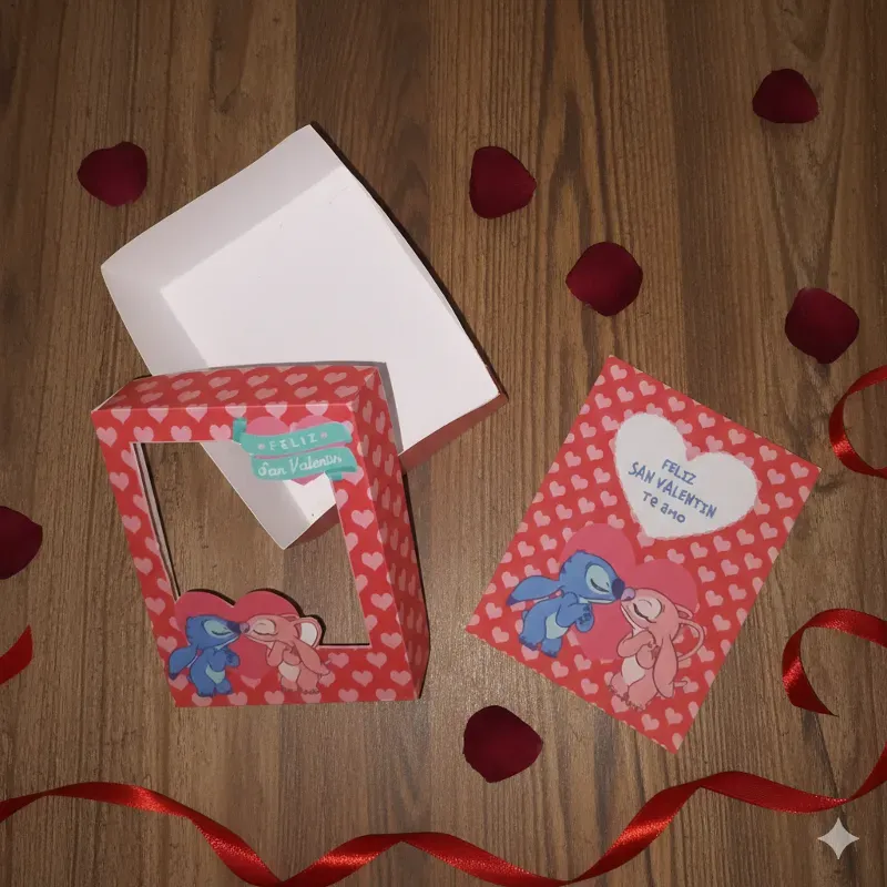 Caja con visor temático + Postal de regalo.